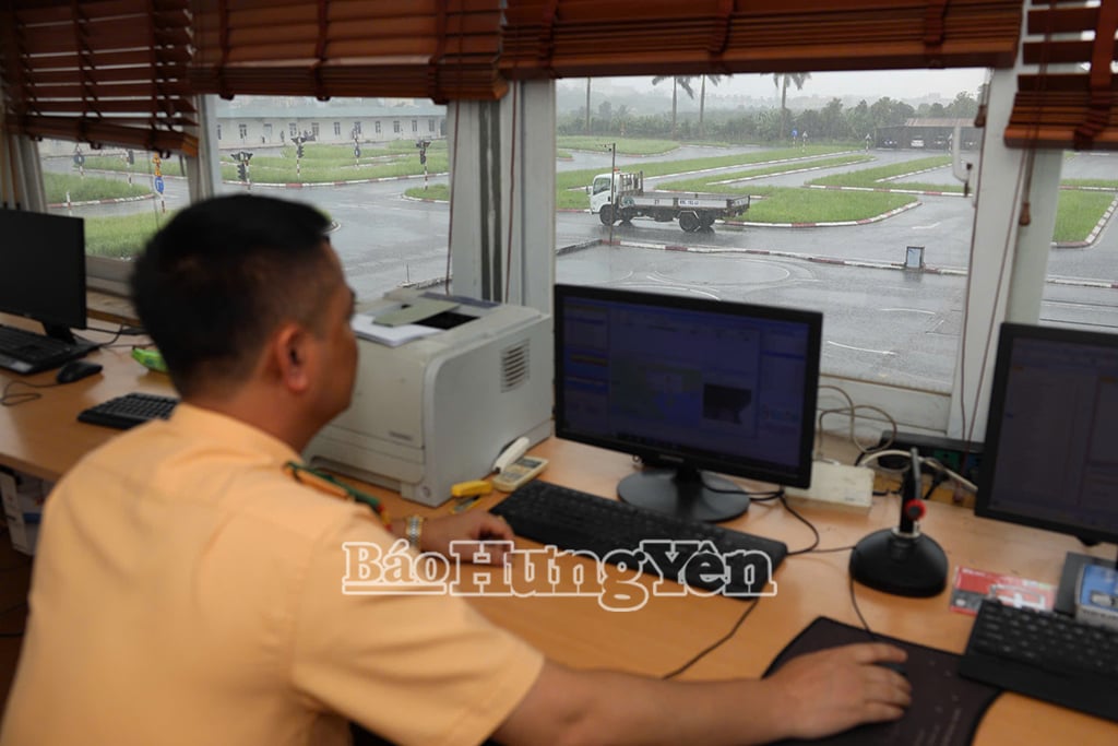 Giám sát phần thi thực hành lái xe trong hình đối với các học viên sát hạch giấy phép lai xe hạng C