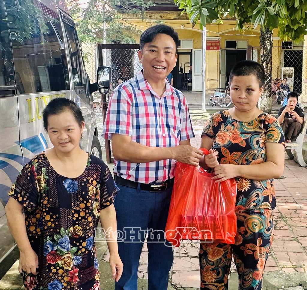 Tặng quà cho những người có hoàn cảnh đặc biệt khó khăn