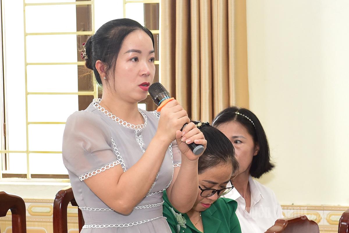 Cử tri nêu ý kiến tại hội nghị.