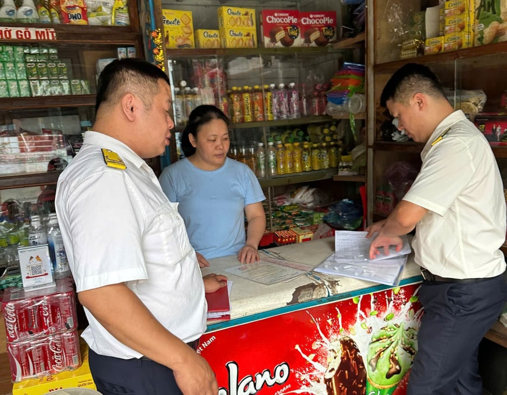 Công chức Thuế tỉnh tăng cương kiểm tra, tuyên truyền chính sách thuế đối với các hộ kinh doanh trên địa bàn tỉnh.