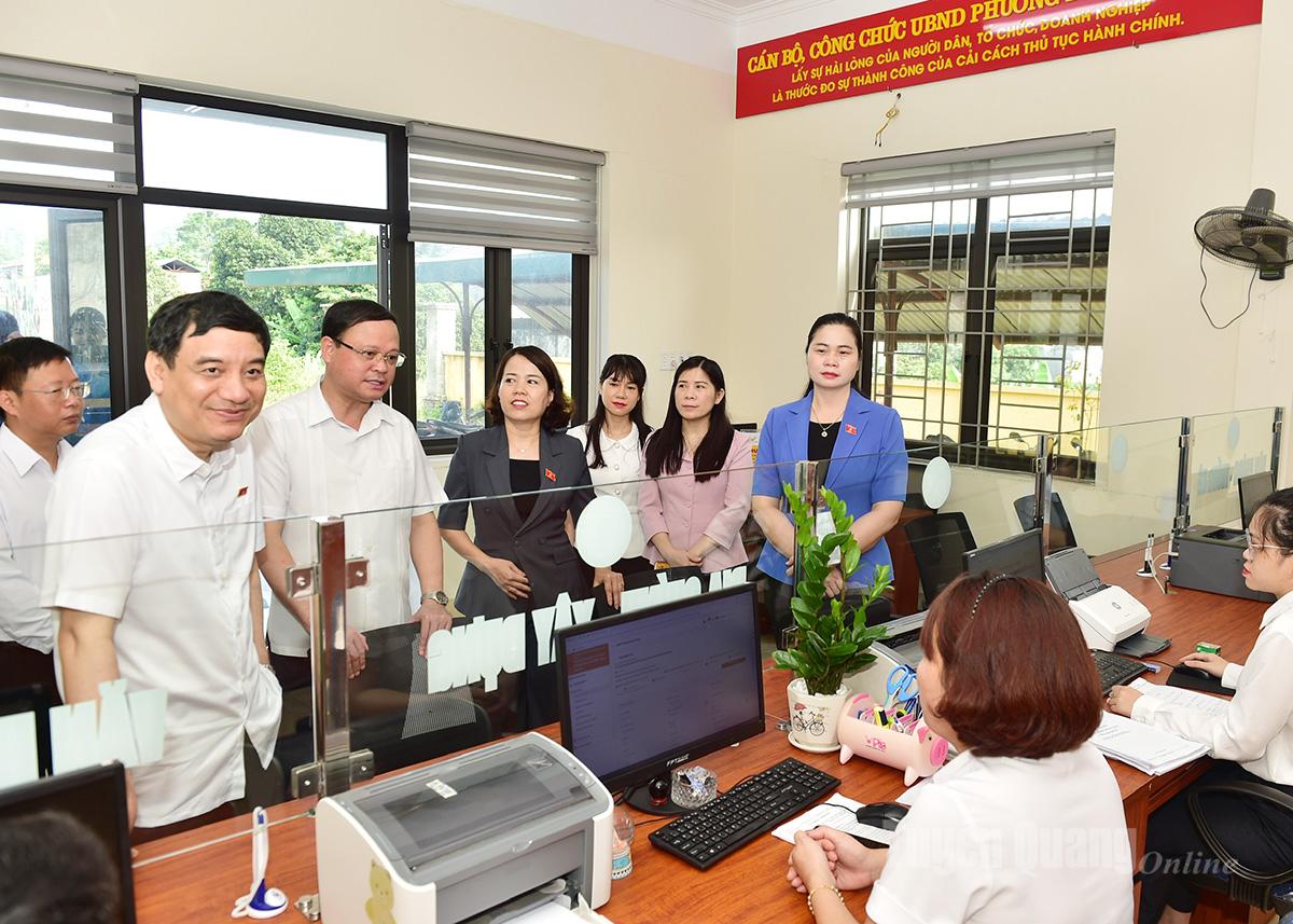 Đồng chí Nguyễn Đắc Vinh và các đồng chí lãnh đạo tỉnh khảo sát tại Trung tâm phục vụ hành chính công phường Đội Cấn.