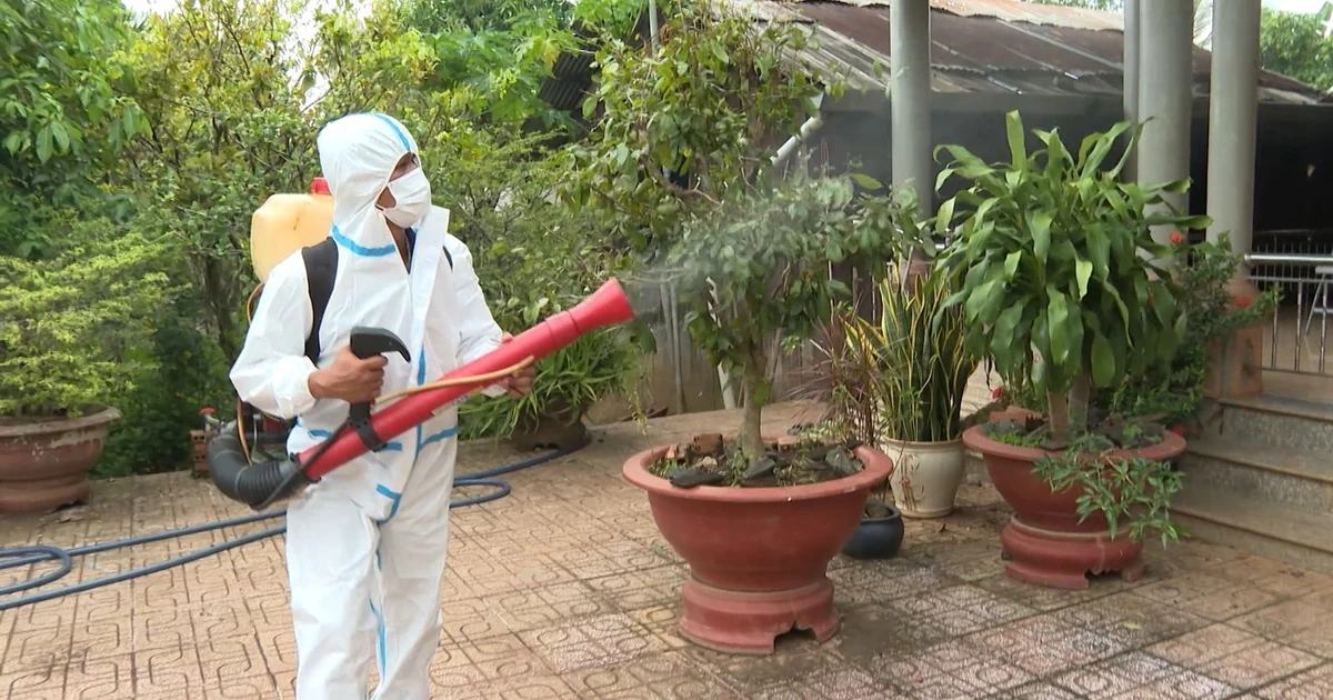 Hà Nội: Số ca mắc sốt xuất huyết tăng, COVID-19 giảm mạnh
