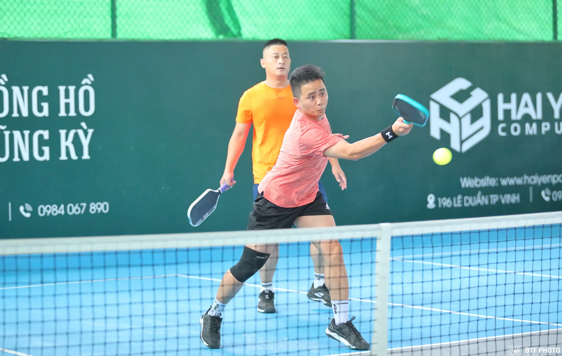 Khoảnh khắc gay cấn trong loạt trận tranh tài Giải Pickleball 'Quạt mát trao em - Ươm mầm tri thức' ảnh 14