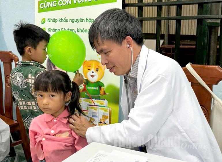 Các bác sỹ thăm khám cho trẻ em.