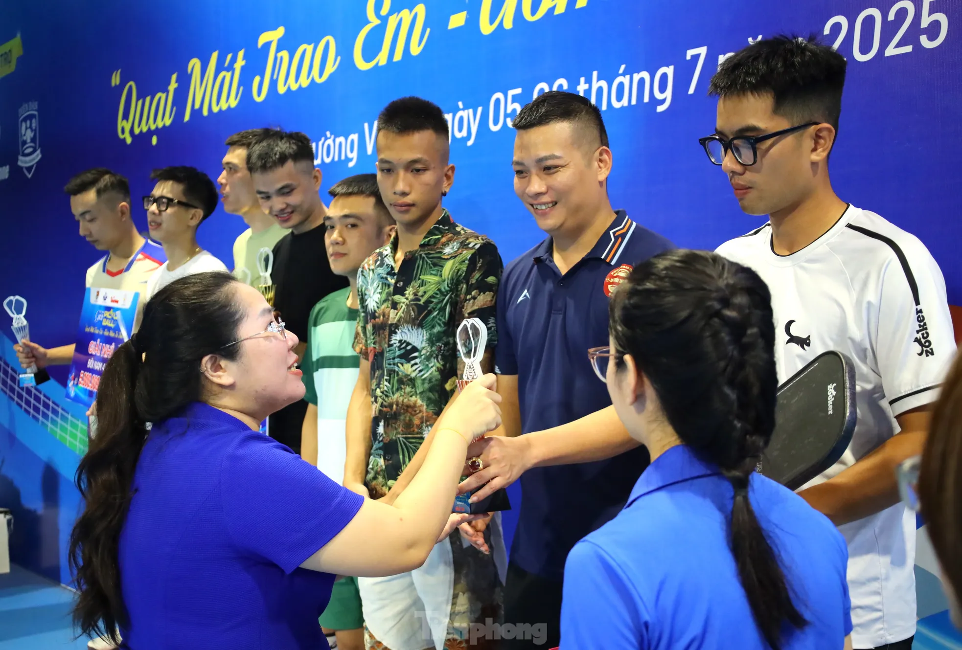16 cặp vận động viên xuất sắc được nhận cup tại Giải Pickleball ‘Quạt mát trao em - Ươm mầm tri thức’ ảnh 3