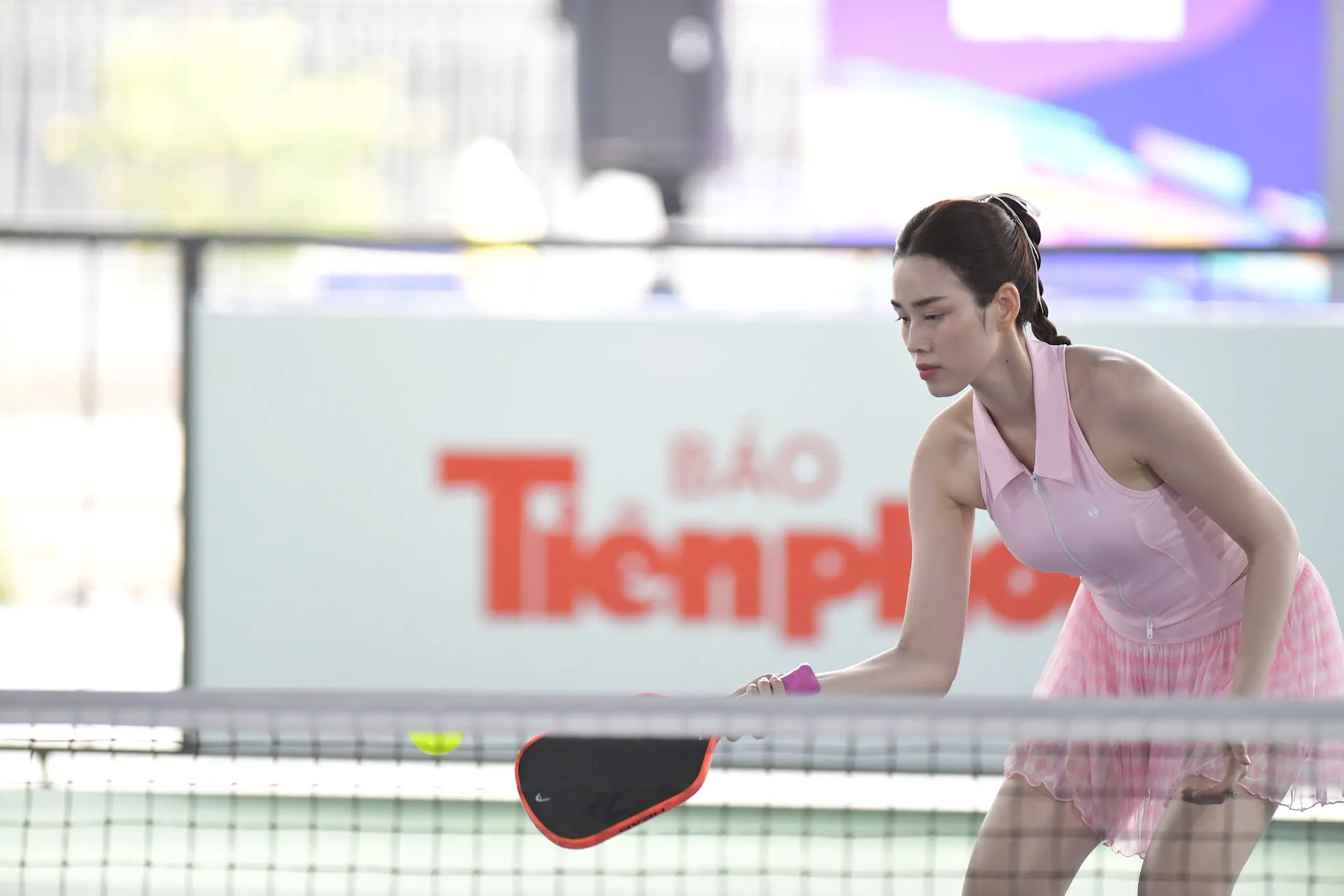 Đỗ Thị Hà khoe chân dài, thi đấu căng thẳng trên sân Giải Vô địch Pickleball Việt Nam ảnh 11