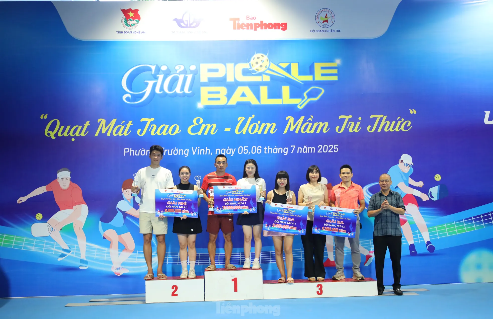 16 cặp vận động viên xuất sắc được nhận cup tại Giải Pickleball ‘Quạt mát trao em - Ươm mầm tri thức’ ảnh 7
