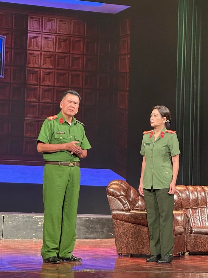 Quoc Thao, Huu Nghia, Tuyet Thu تركوا تعلمًا بأغنية