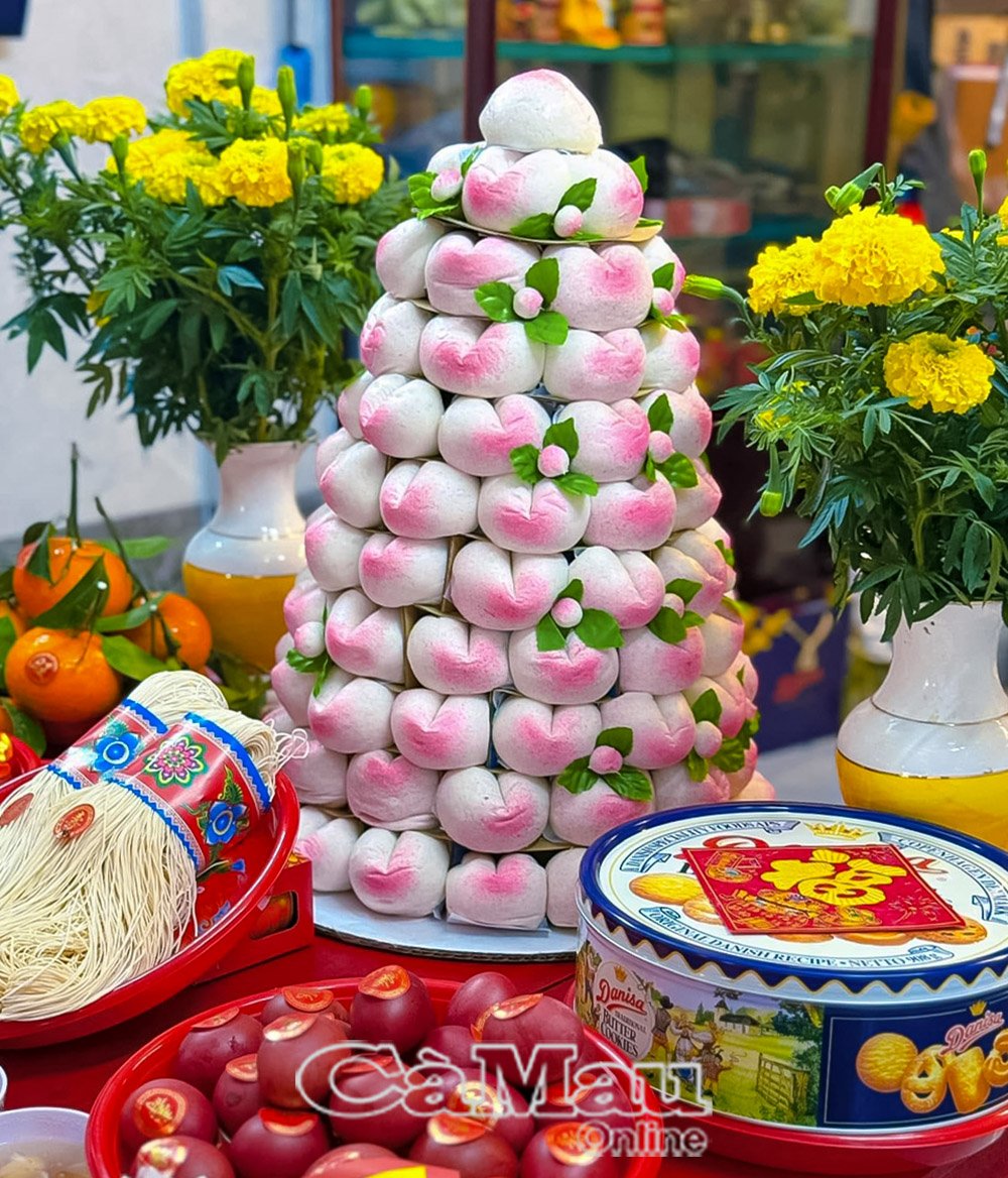 Tháp bánh bao hình trái đào tiên tượng trưng cho trường thọ.