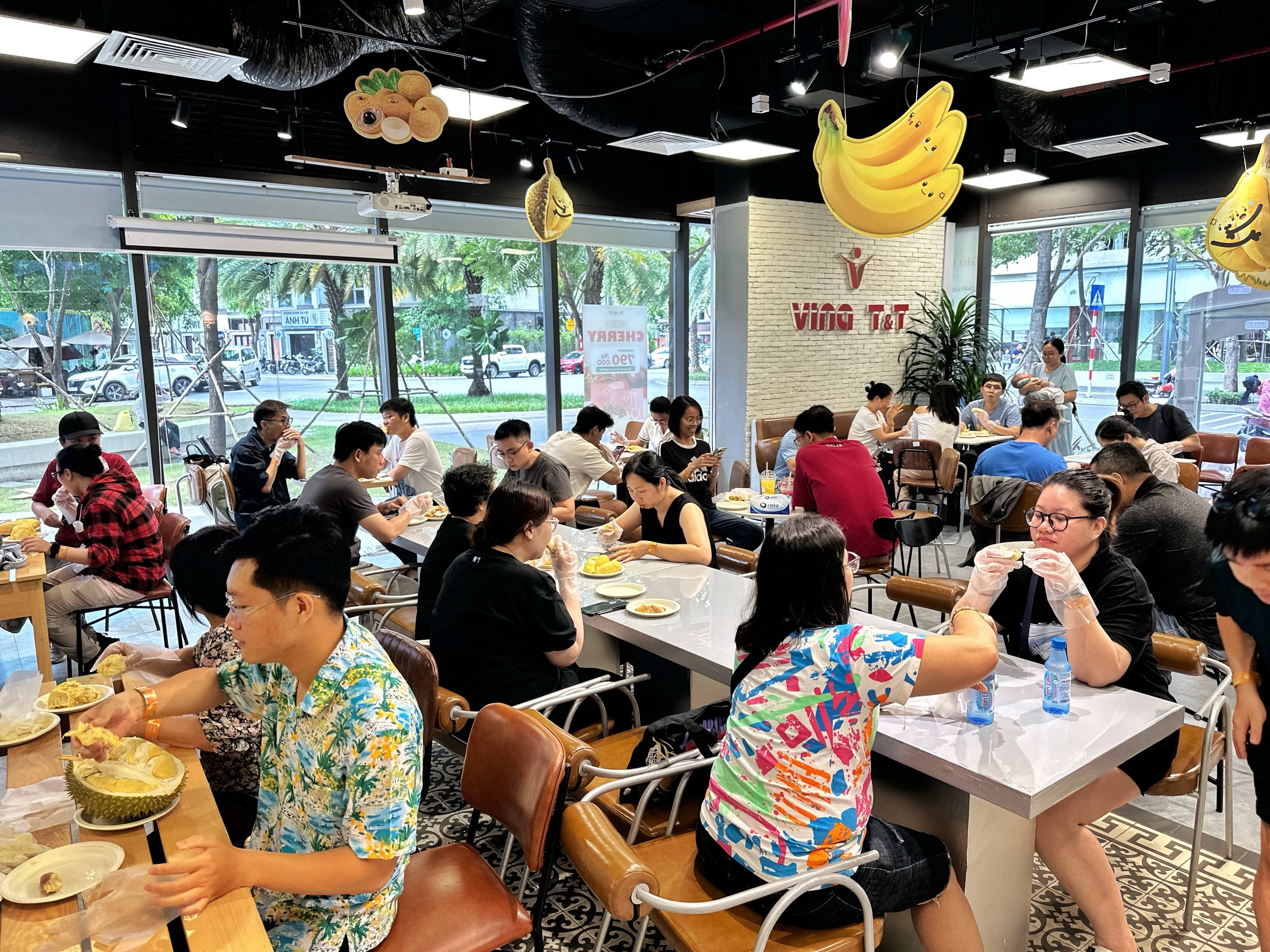 Độc lạ buffet sầu riêng đang diễn ra ở TP.HCM: Cửa hàng chuẩn bị gần 2 tấn - Ảnh 9.