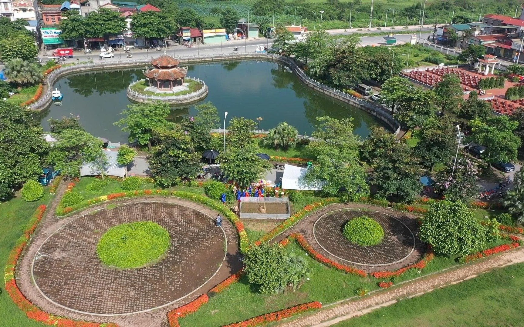 Không gian diễn ra lễ Tịnh điền trước đền Nội, xã Bình Minh- một nghi lễ cổ truyền có ý nghĩa văn hoá lớn. Ảnh: Thành Đạt