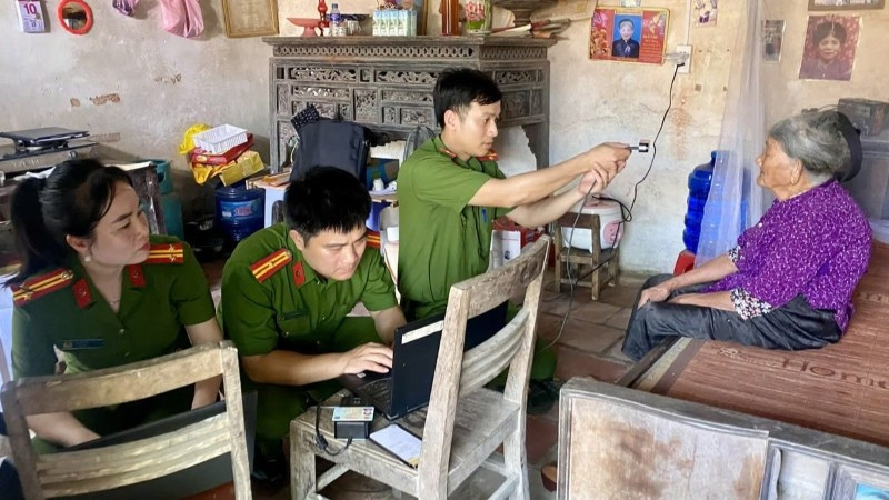 Recolección de muestras de ADN para la madre de un mártir en la aldea de Thuan Nhat, comuna de Phu Loc, distrito de Hau Loc.