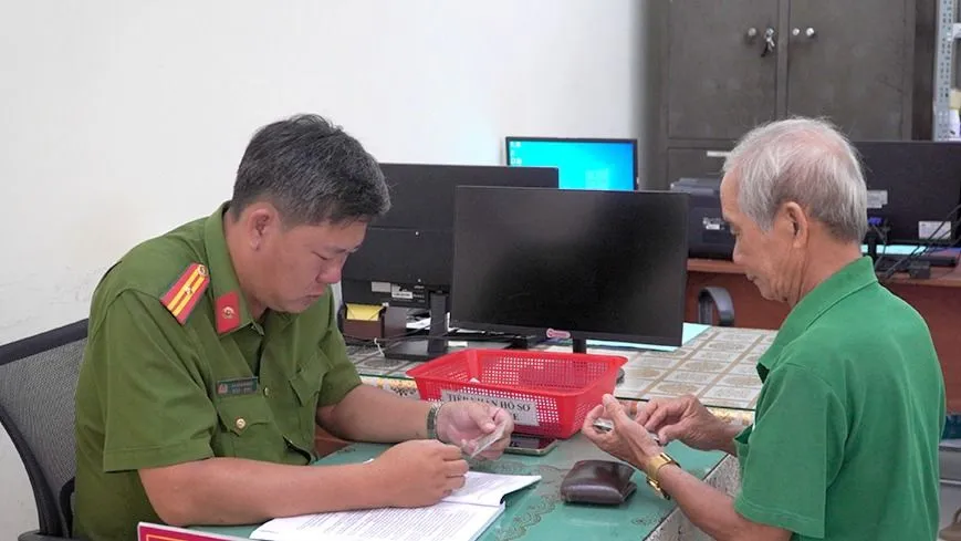 Cán bộ Công an phường Tân Thành thực hiện thủ tục đăng ký xe cho người dân có nhu cầu ngay tại trụ sở phường. Báo Cà Mau