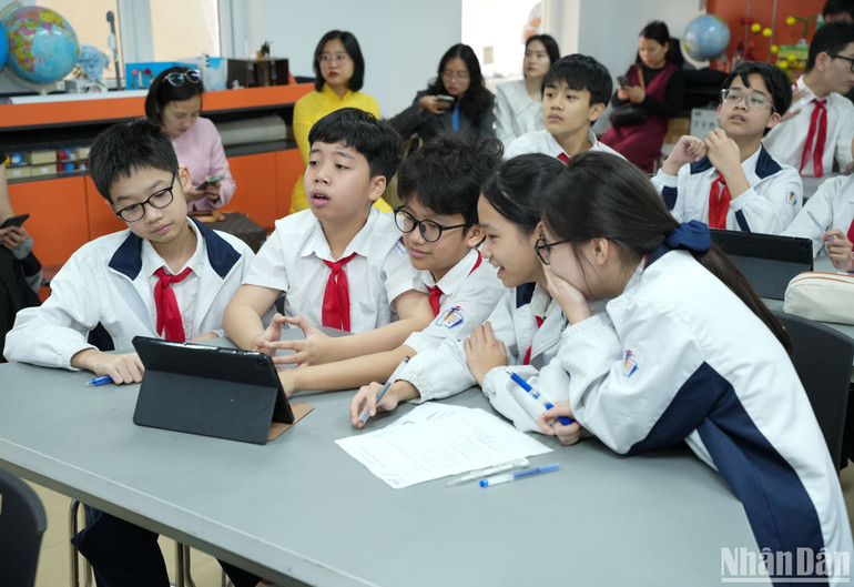 Học sinh phổ thông trong giờ học có ứng dụng chuyển đổi số
