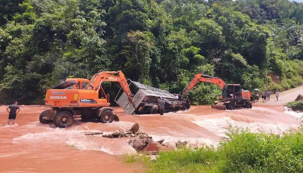 Nghệ An: Mưa lớn gây sạt lở, chia cắt tại xã miền núi Na Loi