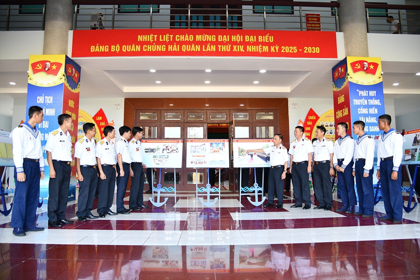 Các đại biểu tham quan trưng bày ảnh “Tự hào người chiến sĩ Hải quân”. (Ảnh: Văn Định)