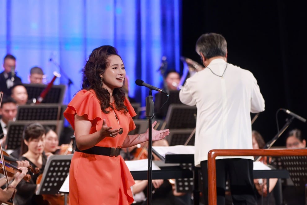 NSND Tấn Minh, Khánh Linh lần đầu hát hit mùa hè theo phong cách giao hưởng - 3