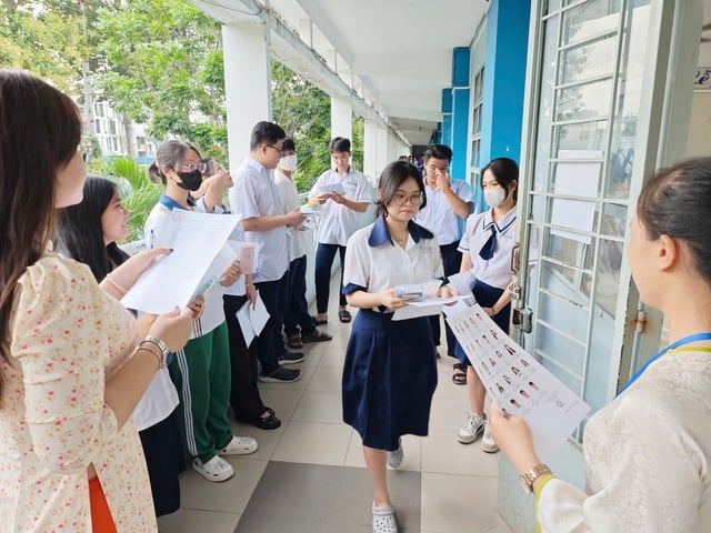 Chấm thi tốt nghiệp THPT chương trình 2006: Điểm môn văn phân hóa rất rõ - Ảnh 1.