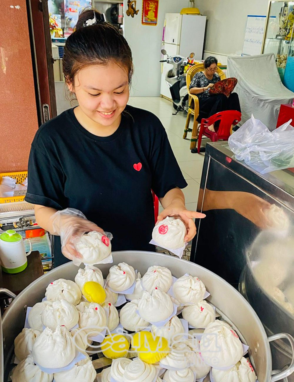 Một điểm bán bánh bao của người Hoa ở phường Bạc Liêu với nhiều loại nhân khác nhau.