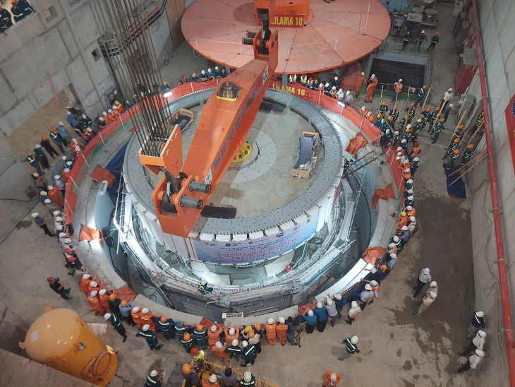 Lắp đặt Rotor tại nhà máy Thủy điện Hòa Bình mở rộng - Ảnh: N.AN