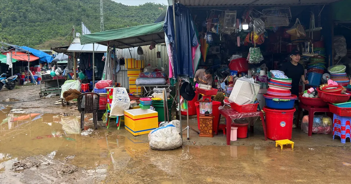 Người dân Đà Nẵng tất bật dọn bùn sau mưa lụt giữa mùa hè