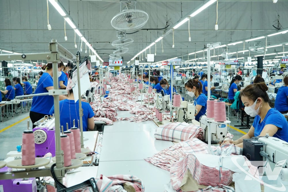 Việc điều chỉnh mức giảm trừ gia cảnh sẽ góp phần đảm bảo công bằng thuế và phù hợp với mức sống thực tế của người dân. Trong ảnh: Sản xuất sản phẩm may xuất khẩu tại Công ty CP Đầu tư và Thương mại TNG.  Ảnh: T.L