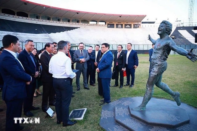 Thủ tướng Phạm Minh Chính thăm CLB bóng đá hàng đầu Brazil, tặng áo đấu CLB CAHN- Ảnh 1.