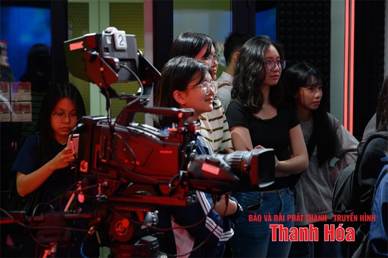 Sinh viên truyền thông trong “cuộc đua” với AI