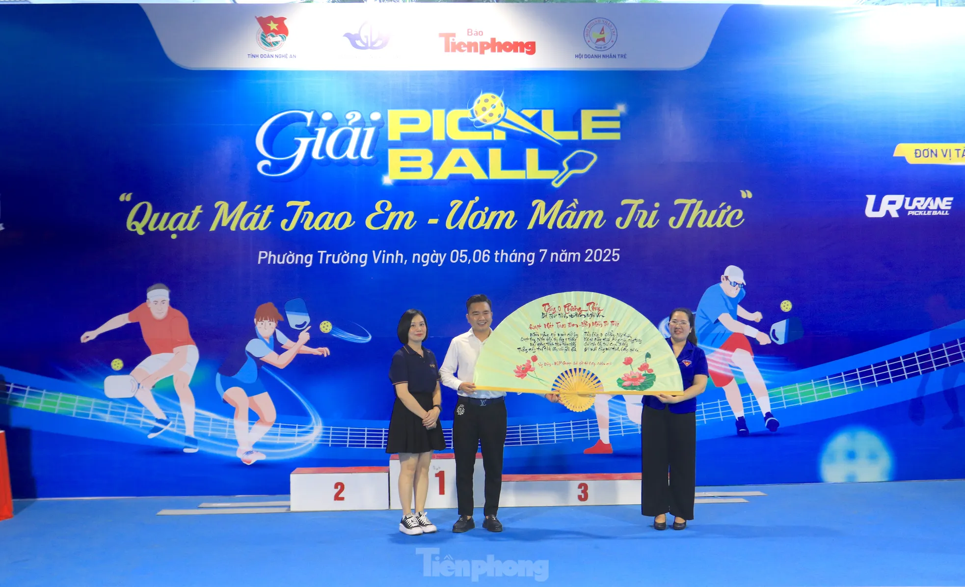 16 cặp vận động viên xuất sắc được nhận cup tại Giải Pickleball ‘Quạt mát trao em - Ươm mầm tri thức’ ảnh 1