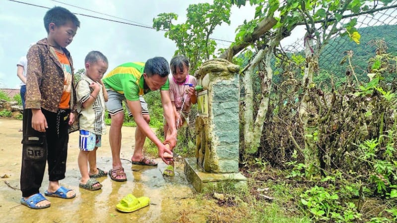 With the water project in the village, the life of the people in Hang Tau village, Quai Nua commune, Dien Bien province has become much more convenient.