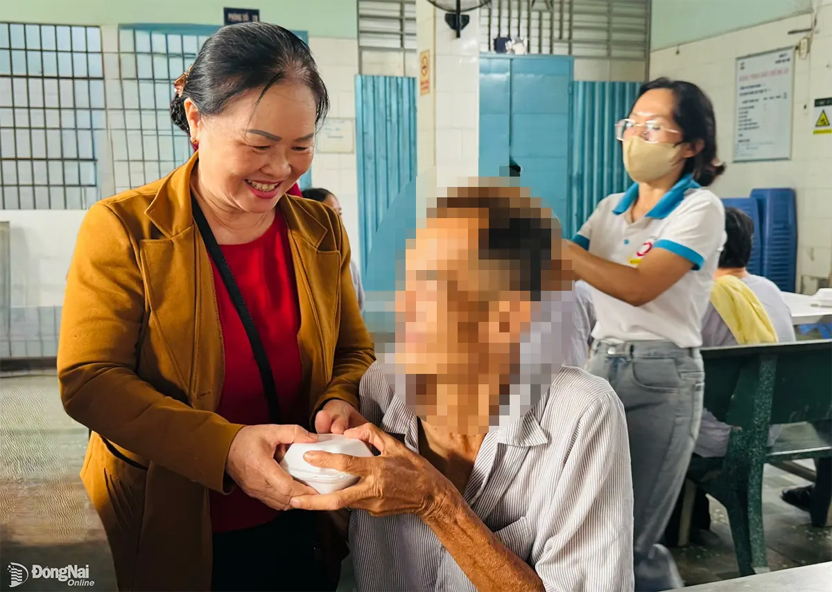Bà Nguyễn Thị Liên tặng xôi cho bệnh nhân. Ảnh: Hạnh Dung
