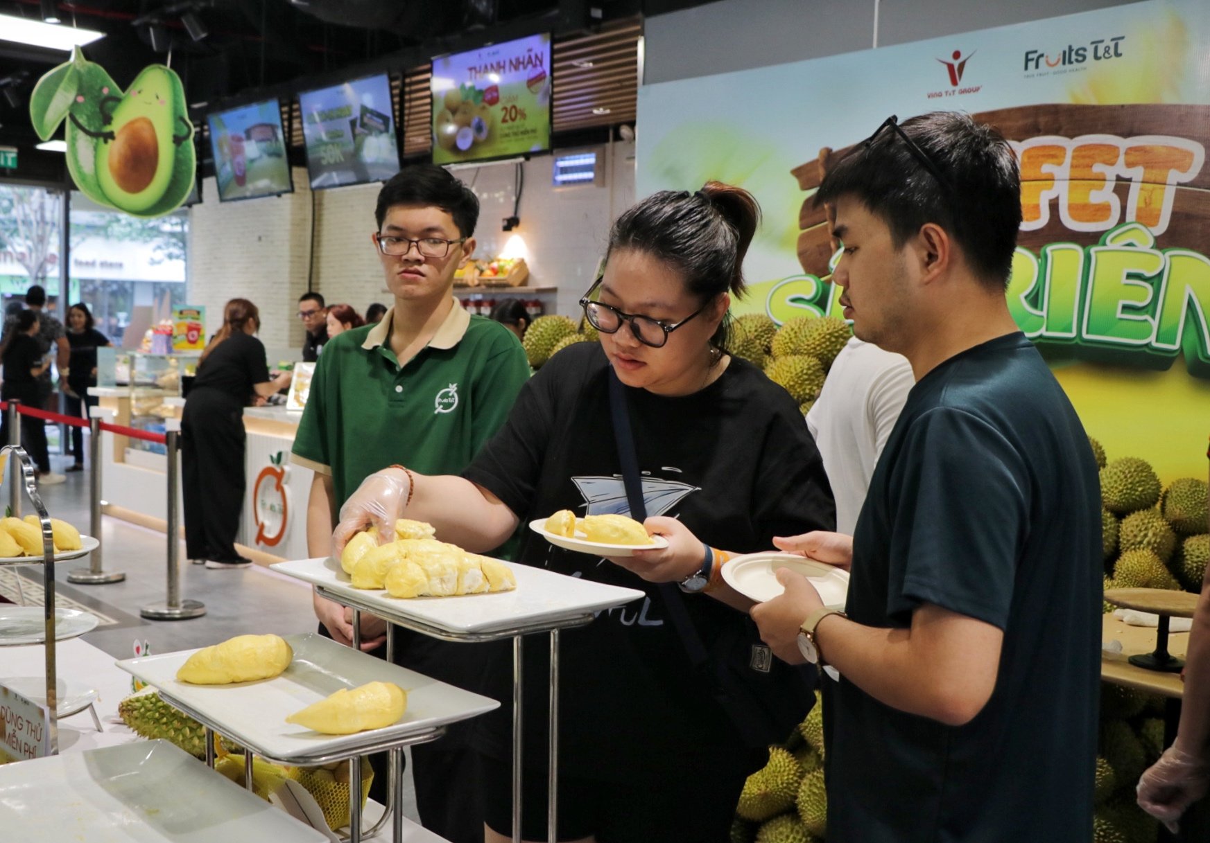 Độc lạ buffet sầu riêng đang diễn ra ở TP.HCM: Cửa hàng chuẩn bị gần 2 tấn - Ảnh 8.