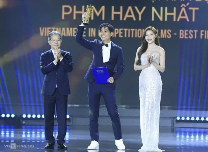 Khương Ngọc (giữa) tên thật là Huỳnh Quang Ngọc, 41 tuổi, sinh ở Nha Trang, Khánh Hòa. Gia đình không làm nghệ thuật nhưng từ nhỏ, anh thích tham gia các hoạt động văn nghệ của nhà trường. Diễn viên theo học Cao đẳng Sân khấu Điện ảnh (nay là Đại học Sân khấu Điện ảnh TP HCM) nhờ người quen khuyến khích. Diễn viên gây tiếng vang với các phim Taxi, Chàng trai không biết ghen, Sự thật vô hình, được nhiều đạo diễn mời đóng các dự án điện ảnh. Hồi tháng 5, anh bấm máy dự án Cục vàng của ngoại, sau thành công của Chị dâu. Ảnh: Thanh Thủy