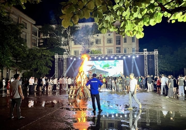 Đêm gala VOVedu rực rỡ sắc màu, sôi động và đầy cảm xúc, bất chấp cơn mưa, kết nối hàng trăm học sinh, phụ huynh và đối tác.