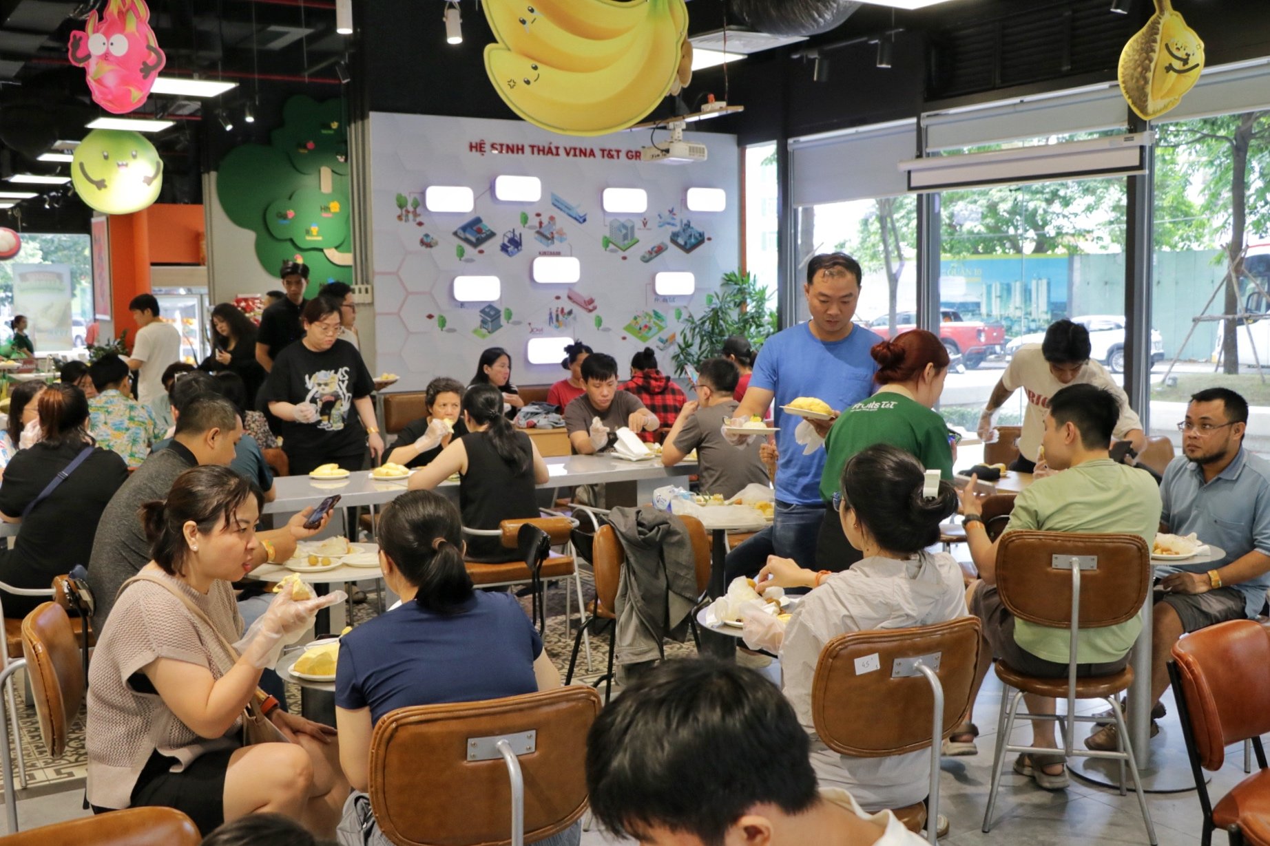 Độc lạ buffet sầu riêng đang diễn ra ở TP.HCM: Cửa hàng chuẩn bị gần 2 tấn - Ảnh 1.