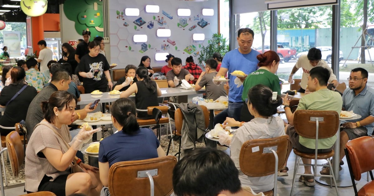 'Độc lạ' buffet sầu riêng đang diễn ra ở TP.HCM: Cửa hàng chuẩn bị gần 2 tấn
