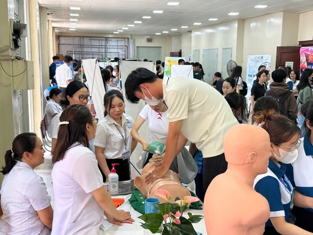 Chưa tới một tuần, Trường ĐH Y dược TP.HCM nhận gần 700 chứng chỉ IELTS xét tuyển- Ảnh 1.
