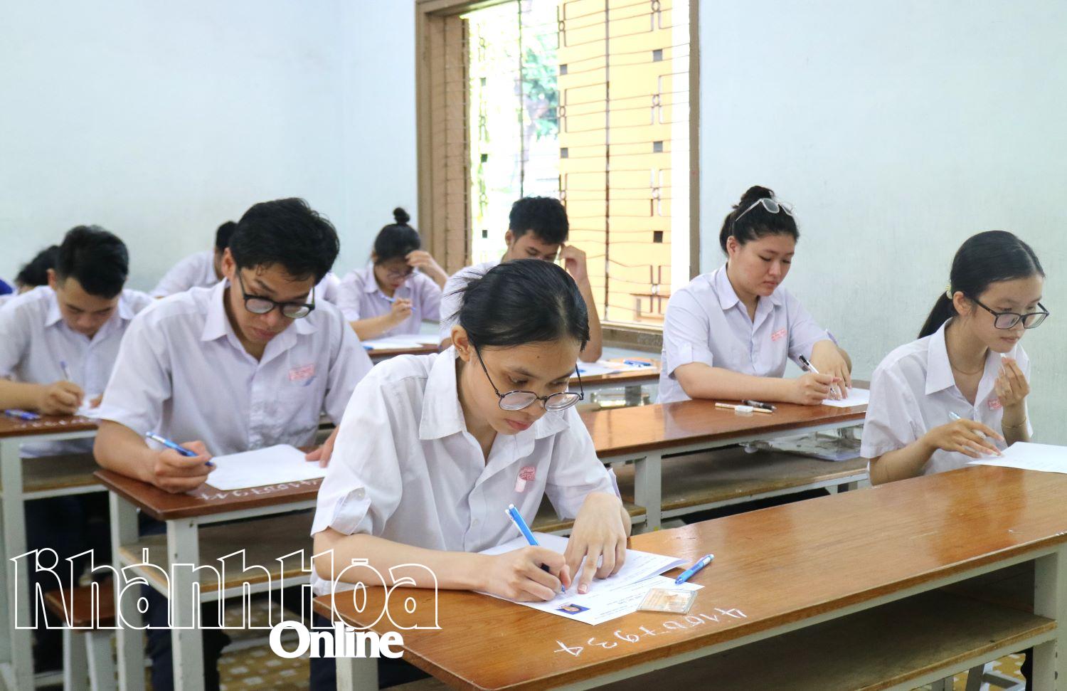 Candidates taking the 2025 high school graduation exam.
