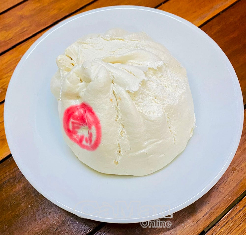 Bánh bao cúng Thổ công trước khi làm lễ động thổ của người Triều Châu Cà Mau có in hình chữ Phúc (dĩa bánh ở giữa bàn cúng).