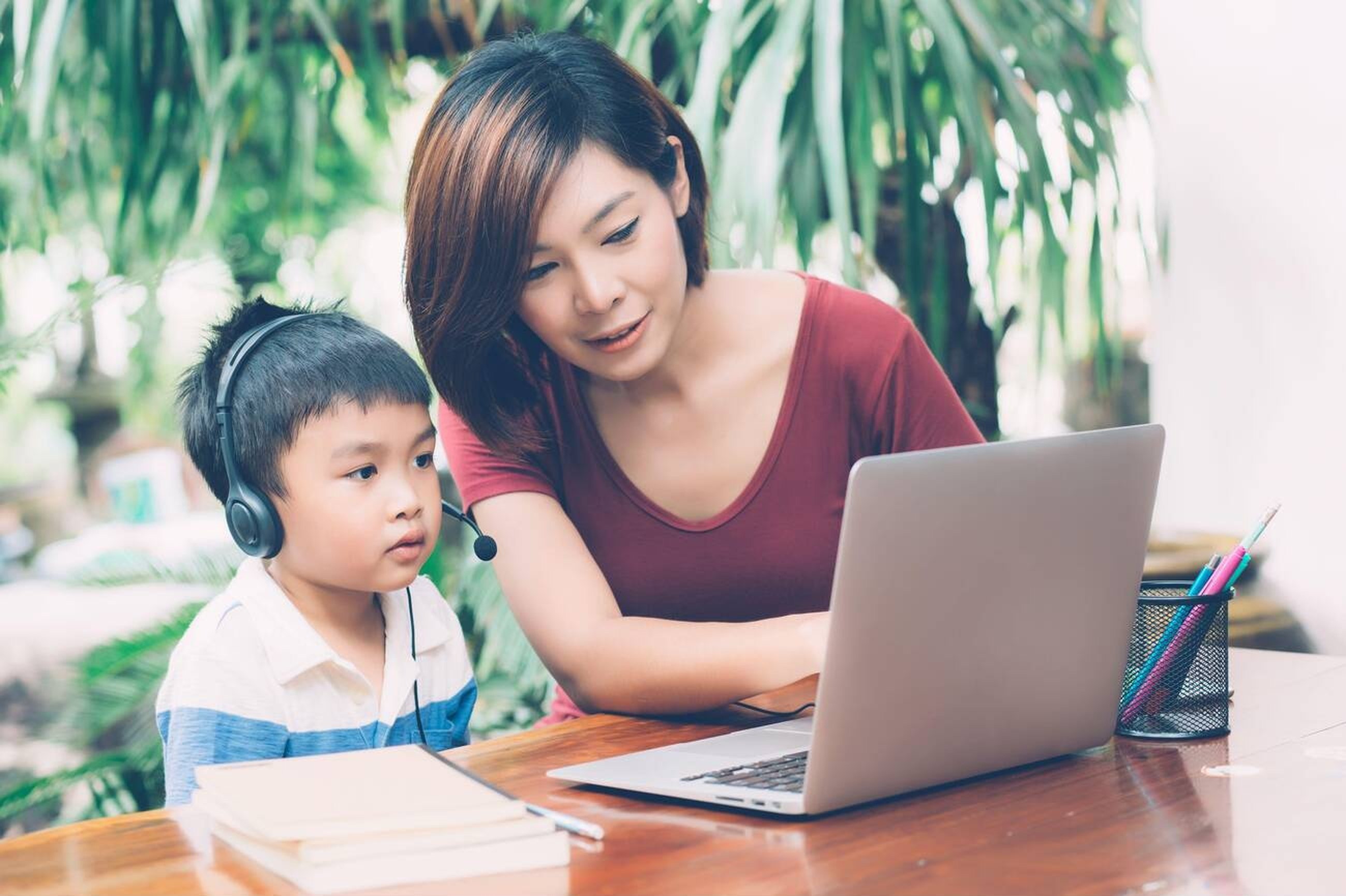 “Ông cụ non” khiến các bậc phụ huynh cắp sách bút theo học - 4