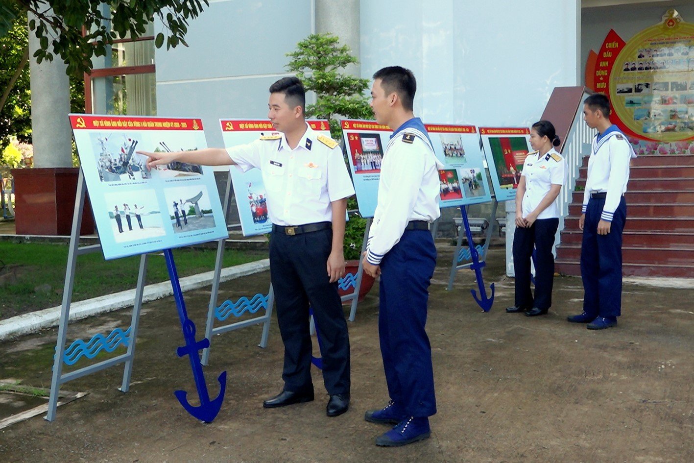 Cán bộ, chiến sĩ đơn vị tìm hiểu về quá trình xây dựng, chiến đấu, chiến thắng và trưởng thành của Vùng 5 Hải quân qua các hình ảnh được trưng bày. (Ảnh: Văn Định)