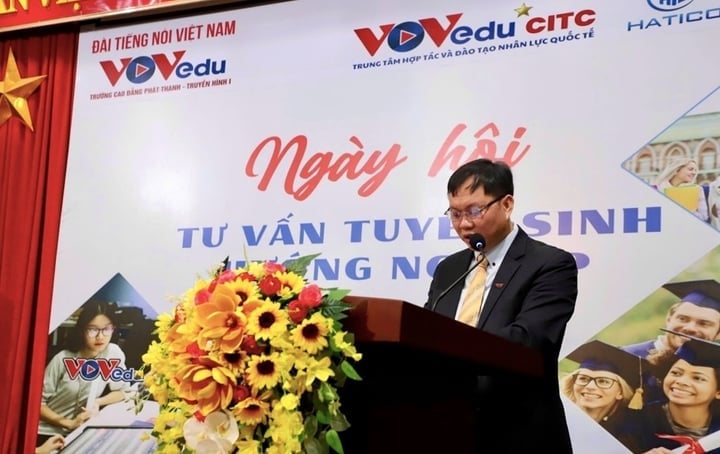 TS Nguyễn Văn Hùng cam kết đồng hành cùng học sinh trong hành trình kiến tạo tương lai.
