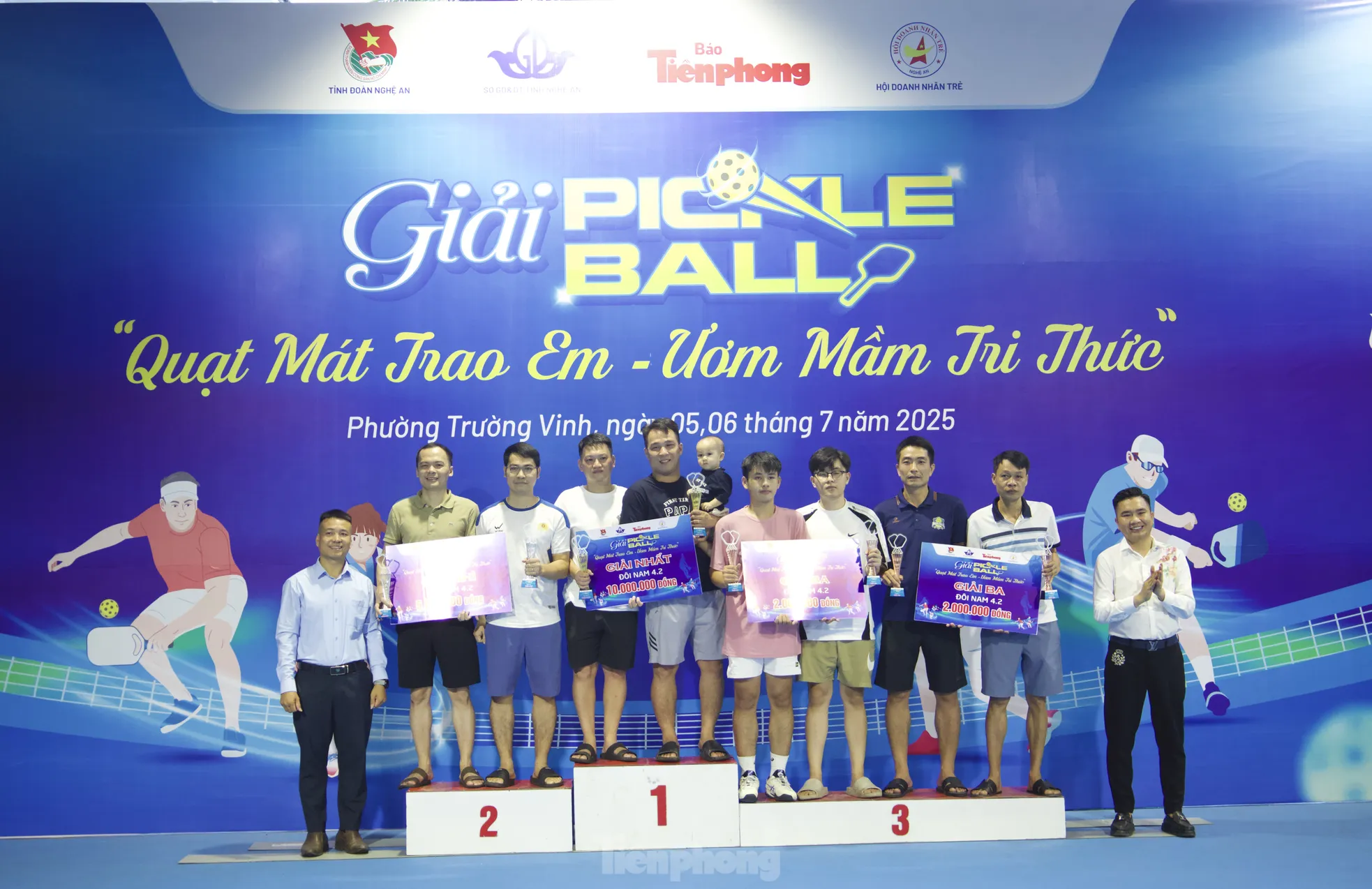 16 cặp vận động viên xuất sắc được nhận cup tại Giải Pickleball ‘Quạt mát trao em - Ươm mầm tri thức’ ảnh 6