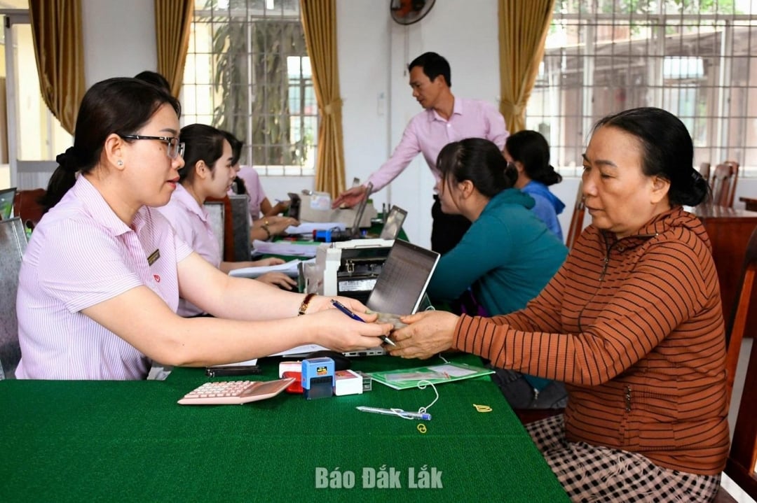 Khách hàng nhận vốn vay tại điểm giao dịch Hòa Quang Nam