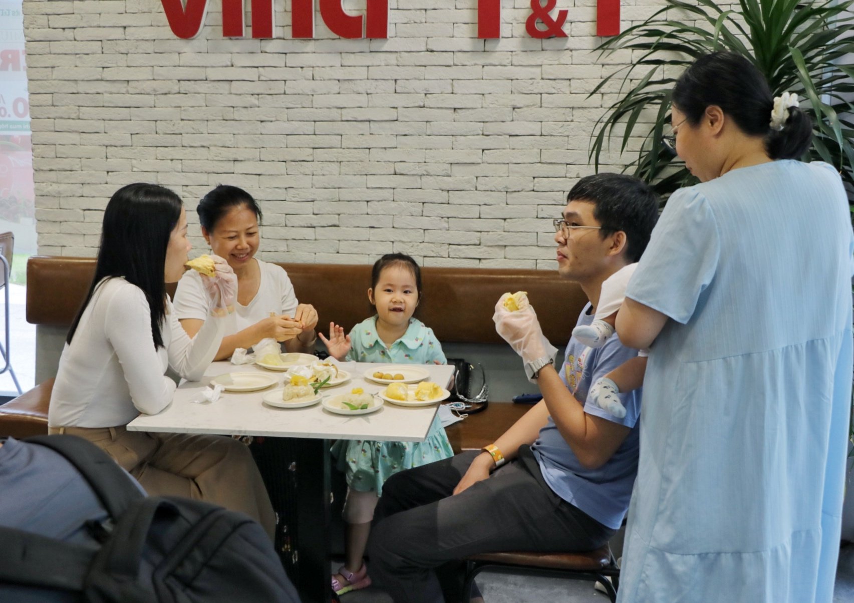 Độc lạ buffet sầu riêng đang diễn ra ở TP.HCM: Cửa hàng chuẩn bị gần 2 tấn - Ảnh 6.