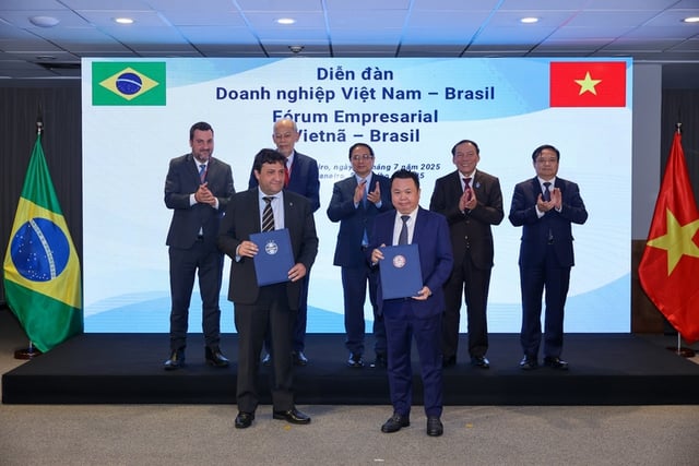 Thủ tướng Phạm Minh Chính thăm CLB bóng đá hàng đầu Brazil, tặng áo đấu CLB CAHN- Ảnh 3.