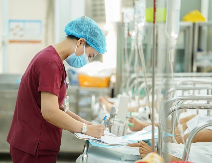 Áp dụng ERAS, mỗi ca phẫu thuật nội soi cắt đại trực tràng tiết kiệm 20 triệu đồng - Ảnh 1.