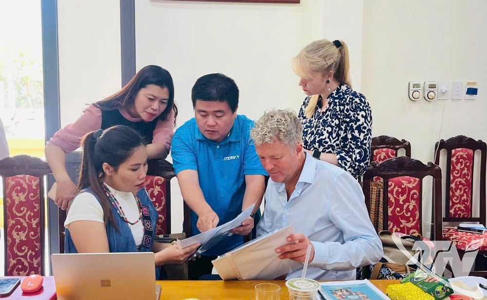  Đại diện Hợp tác xã Yến Dương làm việc với Đoàn chuyên gia Hà Lan về lấy mẫu đất, nước, lá cây trồng để xét nghiệm.
