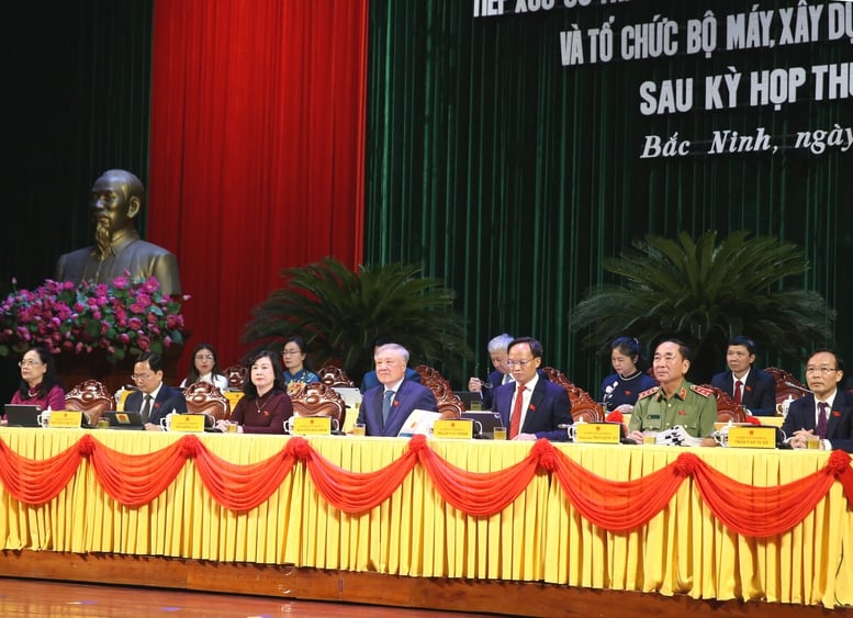 Phó Thủ tướng Thường trực Chính phủ Nguyễn Hòa Bình tiếp xúc cử tri tỉnh Bắc Ninh- Ảnh 1.