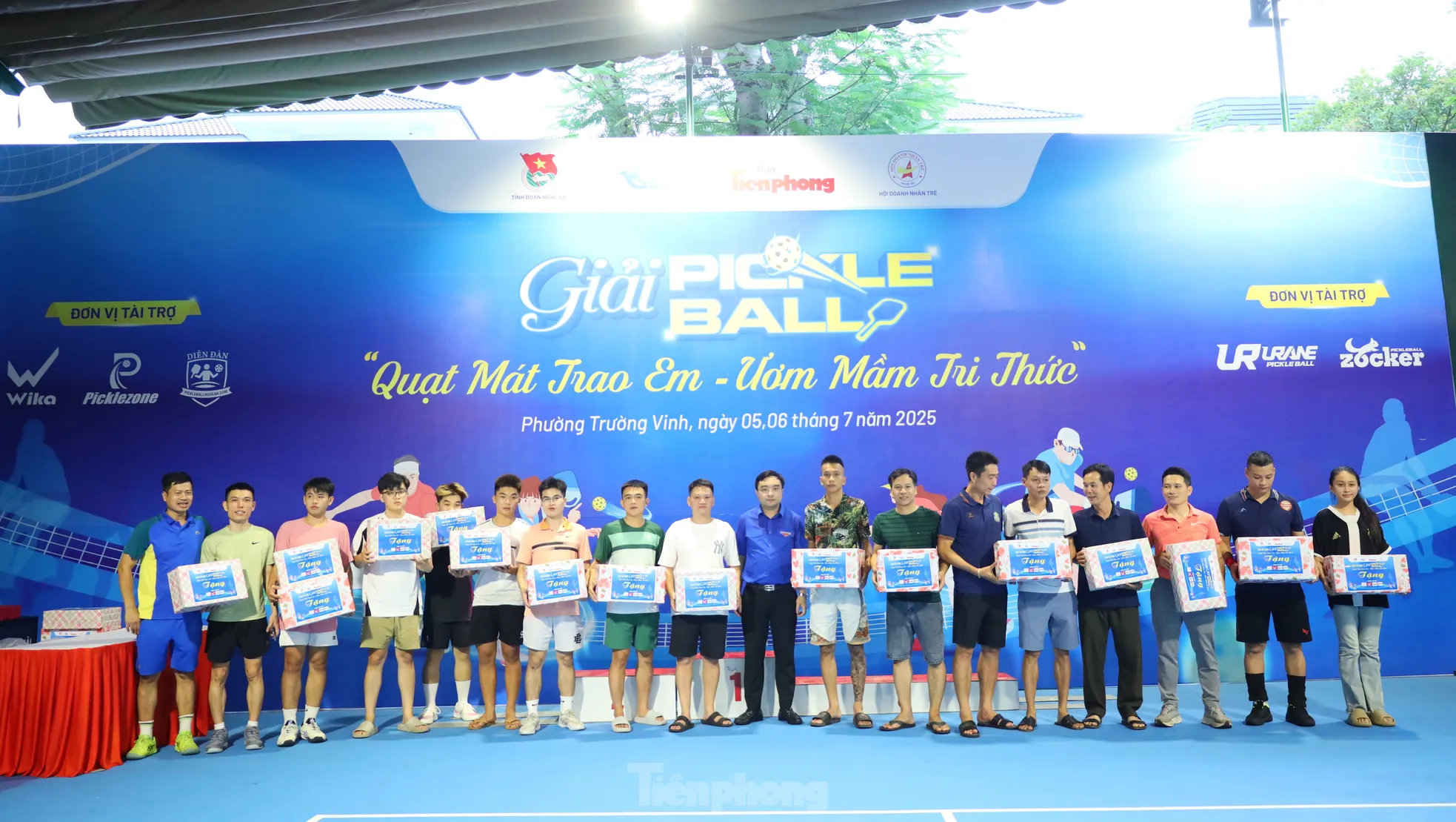 16 cặp vận động viên xuất sắc được nhận cup tại Giải Pickleball ‘Quạt mát trao em - Ươm mầm tri thức’ ảnh 10